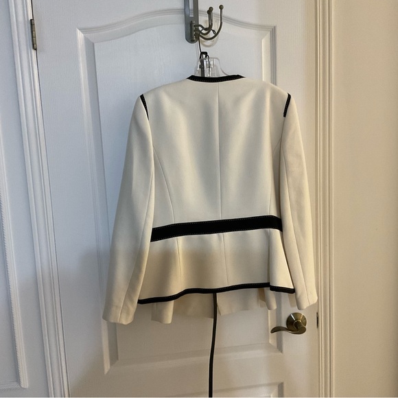 Ladies Albert Nipon suit - Picture 4 of 4